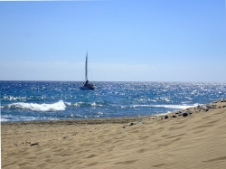 Przy niewielkim rozkołysie można zatrzymać się bardzo blisko plaży :) foto: Kasia Koj