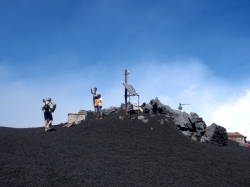 Docieramy do punktu obserwacyjnego, dalej nie możemy iść. Tym razem Etna wybucha | Charter.pl foto: Kasia Koj