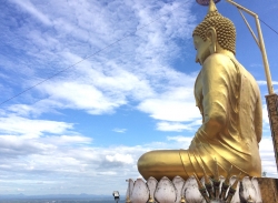 Największa atrakcja świątyni, to ogromy posąg Buddy na wysokiej górze | Charter.pl  foto: Kasia Koj
