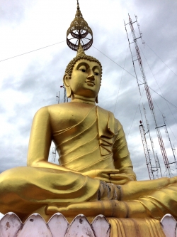 Głównym symbolem Wat Tham Suea jest obraz Buddy i złote chedi, stojące na szczycie klifu z dużą platformą widokową | Charter.pl foto: Kasia Koj