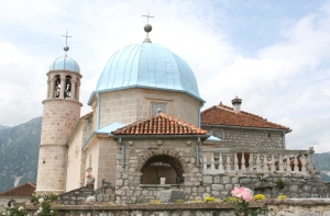 Do 1603 zatopiono ponad 100 żaglowców wypełnionych kamieniami aby powstała wyspa, a na wyspie świątynia, Czarnogóra  foto: Kasia Koj