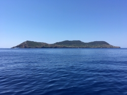 .... dojeżdżamy do wyspy Ustica | Charter.pl foto: Piotr Kowalski