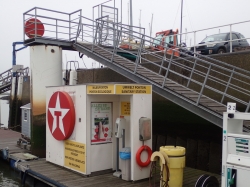Stacja benzynowa w porcie Nieupoort foto: Kasia Koj