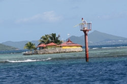 Union Islands - Clifton, knajpa na rafie koralowej ze znakiem nawigacyjnym :)  foto: Kasia Koj