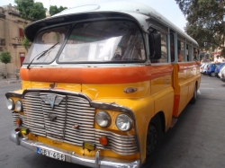 Warto na zwiedzanie wyspy wybrać się żółtym autobusem foto: Piotr Kowalski