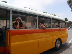 Warto na zwiedzanie wyspy wybrać się żółtym autobusem foto: Kasia Koj