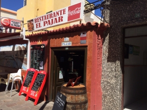Stolica wyspy – San Sebastian de la Gomera to gwarne miasto pełne turystów przez cały rok. Trafiliśmy tutaj do wspaniałej knajpki | Charter.pl foto: Kasia Kowalska