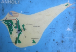 Jak pokazuje nam tablica informacyjna, wyspa Anholt nie jest duża i można ją spokojnie obejść dookoła foto: Piotr Kowalski