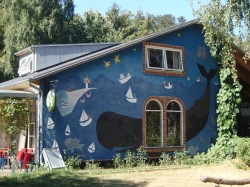 Z fantazją pomalowany domek na wyspie Anholt - Charter.pl foto: Katarzyna Kowalska