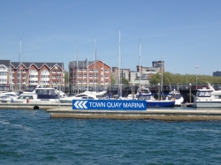Marina Town Quay jest dobrze widoczna od strony wody | Charter.pl foto: Katarzyna Kowalska