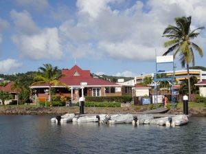 Marina Rodney Bay jest sporych rozmiarów, zatem do budynków administracji, sklepu warto podpłynąć ribem foto: Kasia Koj