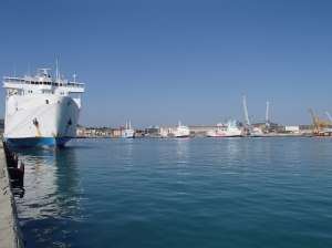 Nabrzeża, portu Portoferraio na wyspie Elba | Charter.pl foto: Piotr Kowalski