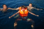 Lekcja pływania 1 - oswojenie z wodą foto: Jola Szczepańska