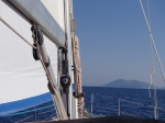 Wiatru mało, ale nasza łódeczka daje radę i płyniemy sobie dostojnie i spokojnie na żaglach :)  foto: Kasia